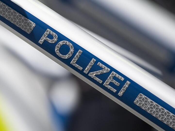 Schriftzug "Polizei". Foto: Boris Roessler/dpa/Archivbild