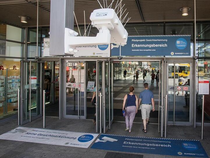 Bodenaufkleber weisen 2017 am Bahnhof Südkreuz während einer Testphase auf Erkennungsbereiche zur Gesichtserkennung hin.