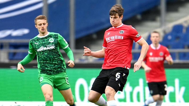 Hannovers Jaka Bijol und Fürths Sebastian Ernst (l) kämpfen um den Ball.