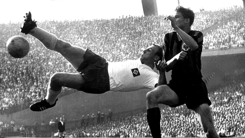 Ein Bilderbuch-Stürmer, der aus allen Lagen ein Tor erzielen konnte: Der bescheidende Uwe Seeler war ein Star des HSV und Liebling der Nation. Ein Bilderbuch-Stürmer, der aus allen Lagen ein Tor erzielen konnte: Der bescheidende Uwe Seeler war ein Star des HSV und Liebling der Nation.