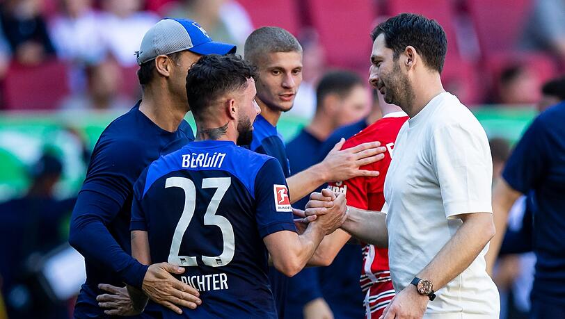 Nach dem Erfolg in Augsburg will Hertha mit dem ersten Heimsieg die Stabilisierung fortsetzen: Trainer Sandro Schwarz (r) mit Spielern.