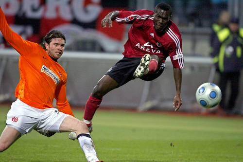 Akrobatisch der Ansatz, dilettantisch das Ergebnis: Bei Isaac Boakye (r.), hier gegen den Mainzer Tim Hoogland, wäre bisweilen etwas weniger durchaus mehr.