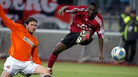 Akrobatisch der Ansatz, dilettantisch das Ergebnis: Bei Isaac Boakye (r.), hier gegen den Mainzer Tim Hoogland, wäre bisweilen etwas weniger durchaus mehr.