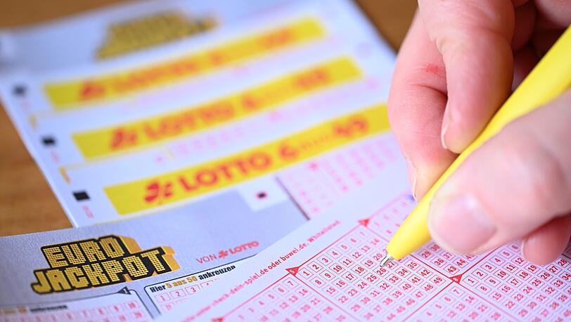 Im Eurojackpot lagen 113 Millionen Euro. Nach zehn Ziehungen ohne Hauptgewinn gibt es nun mindestens zwei Gewinner. (Archivbild)