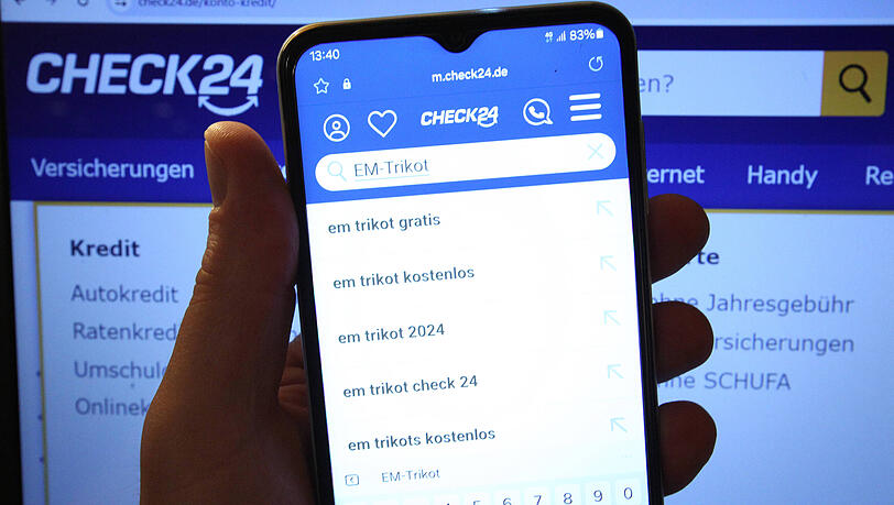 Auf einem Smartphone ist die Website des Preisvergleichsportals Check24 ge&ouml;ffnet. Das Unternehmen hat in der Branche eine enorme Marktmacht und liegt weit vor dem Konkurrenten Verivox.