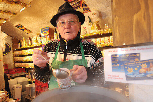 Gratulation: Sepp Kainz feiert heute seinen 70. Geburtstag. Allerdings im Krankenhaus. Bis zum Christkindlesmarkt will er wieder fit sein.