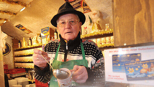 Gratulation: Sepp Kainz feiert heute seinen 70. Geburtstag. Allerdings im Krankenhaus. Bis zum Christkindlesmarkt will er wieder fit sein. Gratulation: Sepp Kainz feiert heute seinen 70. Geburtstag. Allerdings im Krankenhaus. Bis zum Christkindlesmarkt will er wieder fit sein.