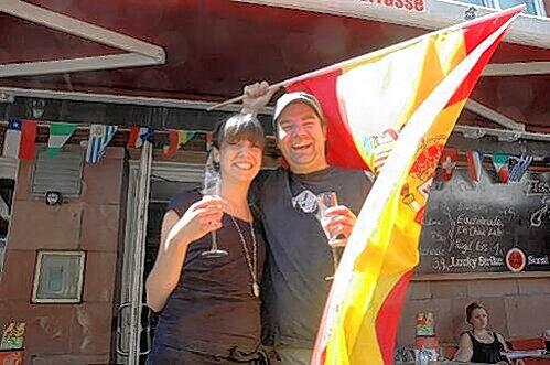 Spendiert Paella: &bdquo;Ruhestörung&ldquo;-Wirt Ja- vier Mendoza mit Bedienung Jane.