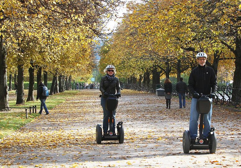 Eher Spazierfahrt als Spaziergang: Diese Münchner düsen mit dem Segway durch den Hofgarten.