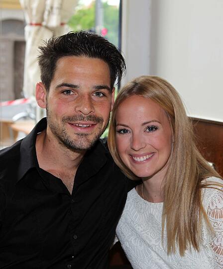 Ein süßes Lächeln für die Kamera: Stefan Buck und die hübsche Blondine Sandra Koltei