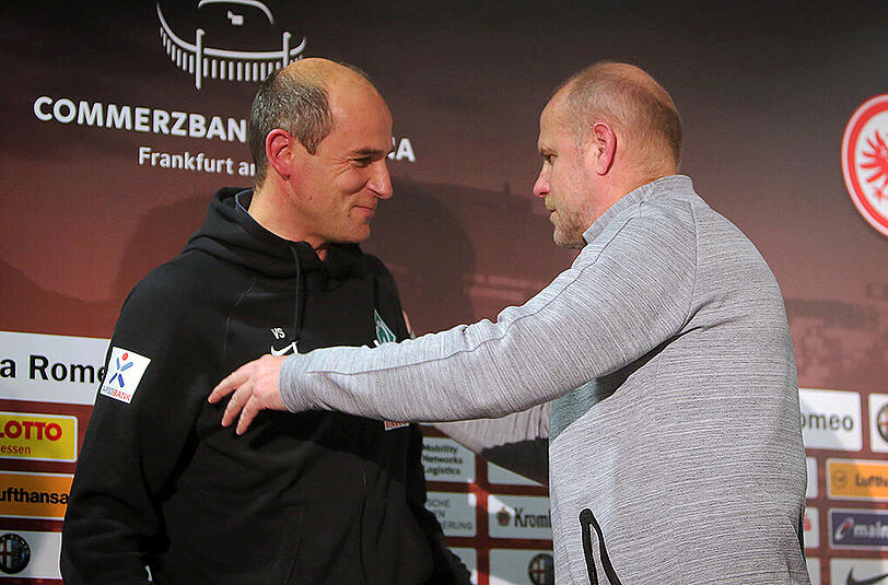 Herzliche Verabschiedung Thomas Schaaf (r) herzt Viktor Skripnik.