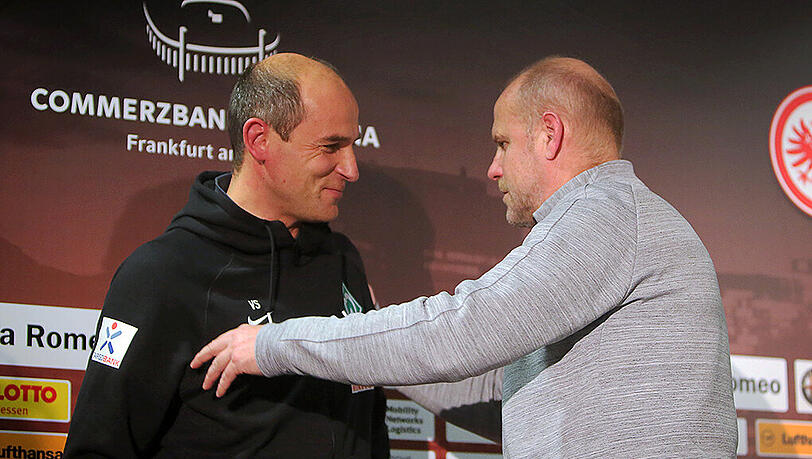 Herzliche Verabschiedung Thomas Schaaf (r) herzt Viktor Skripnik. Herzliche Verabschiedung Thomas Schaaf (r) herzt Viktor Skripnik.