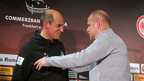 Herzliche Verabschiedung Thomas Schaaf (r) herzt Viktor Skripnik.