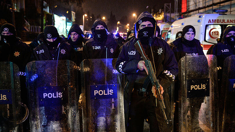 In Istanbul richtete ein Attentäter ein Blutbad unter Feiernden an. Die Bilder.