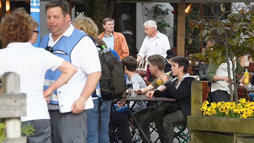 Stundenlange Sperre: Ein umgestürzter Baum hat bei Grafing im Landkreis Ebersberg die Zugstrecke München-Rosenheim blockiert. Im Einsatz waren starke Kräfte des Rettungsdienstes, darunter mehrere Schnelleinsatzgruppen sowie die Feuerwehren Grafing, Nettelkofen, Aßling, Straußdorf, Loitersdorf, Elkofen, Ebersberg und Niclasreuth. Die Bilder von der schwierigen Bergung.
