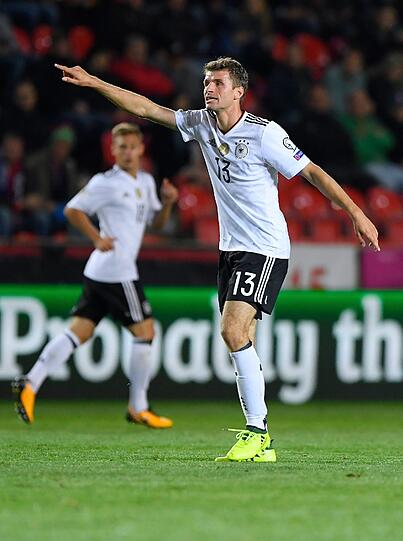 THOMAS MÜLLER: NOTE 3.
Bei Bayern auf die Bank gesetzt, bei Löw als Halbstürmer gesetzt. Brachte sich gut rein, bot sich an, kombinierte, hatte sichtlich Spaß. Sah für ein taktisches Foul Gelb (43.).
