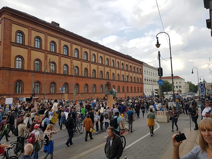 Motto: ausspekuliert! Am Samstag kamen um die 10.000 Menschen zur großen Demo gegen Spekulanten, Mietwahnsinn und für mehr Mieterschutz nach München.