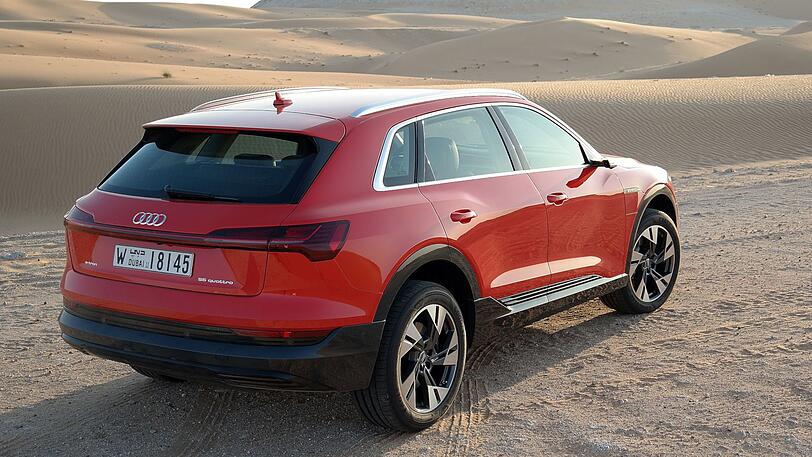 Leichte Coupé-Form, durchgehendes Leuchtenband: Der e-tron wirkt von schräg hinten besonders schick.