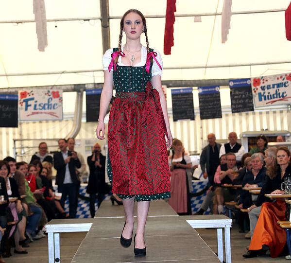 Trachtenmodenschau auf dem 27. Haderner Dorffest. Die Bilder.