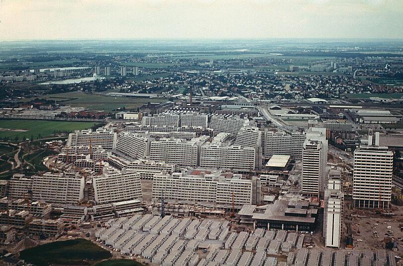 Zentnerweise Zement: das noch nicht ganz fertig gebaute Olympiadorf. Was später lebenswert wird, ist damals eine Betonwüste.