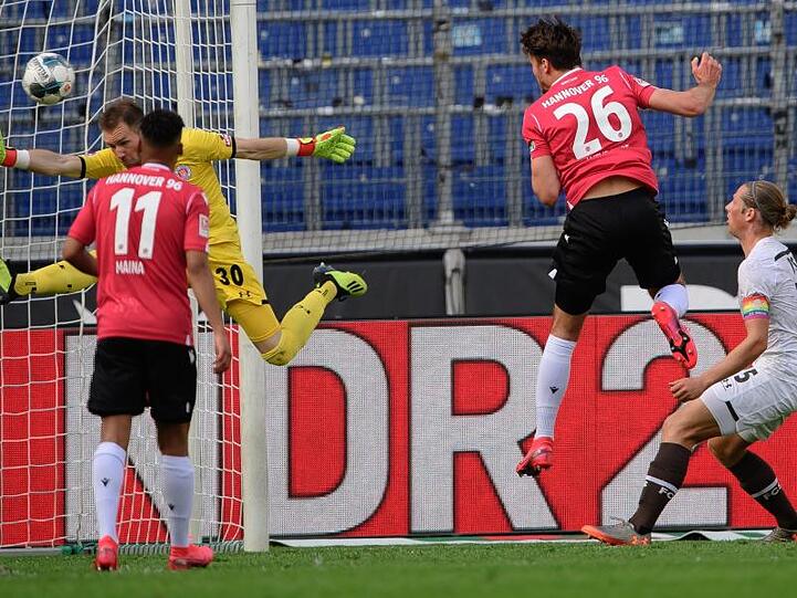 Hendrik Weydandt (2.v.r.) traf für Hannover 96 per Kopf zum 2:0.