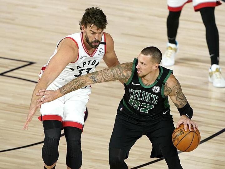 Daniel Theis (r) kam gegen Toronto auf 13 Punkte und 15 Rebounds.