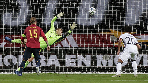 Bayern-Keeper Manuel Neuer (Mitte) streckt sich auch beim 3:0 der Spanier durch Rodri (nicht im Bild) vergeblich.