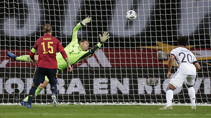 Bayern-Keeper Manuel Neuer (Mitte) streckt sich auch beim 3:0 der Spanier durch Rodri (nicht im Bild) vergeblich.