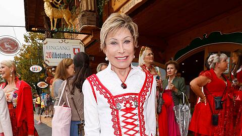 Dr. Antje-Katrin Kühnemann beim Wiesn-Besuch in der Wildstuben