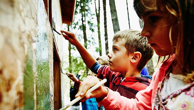 Zusammen mit der Schutzgemeinschaft Deutscher Wald bietet die Münchner Bank eG den Kindern Ihrer Mitglieder während der Sommerferien das Ferienprogramm "Ab in den Wald" an.