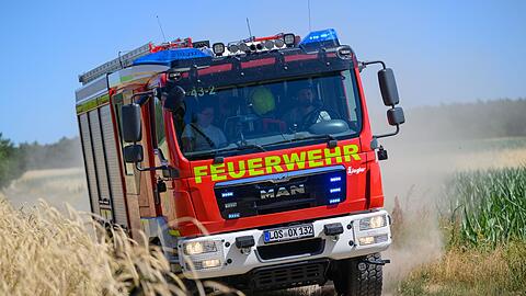 Die Feuerwehr ist zu einem Großeinsatz wegen eines Waldbrandes ausgerückt. (Symbolbild)