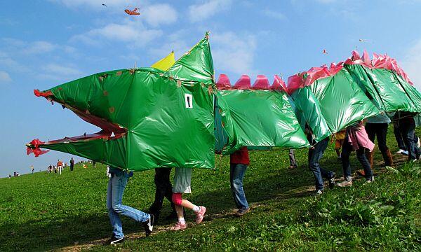 Selber bauen, basteln, tunen und dann steigen lassen – für Kinder bietet das windige Fest einen Heidenspaß.