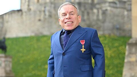 Warwick Davis ist mit dem OBE geehrt worden.