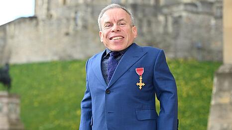 Warwick Davis ist mit dem OBE geehrt worden.
