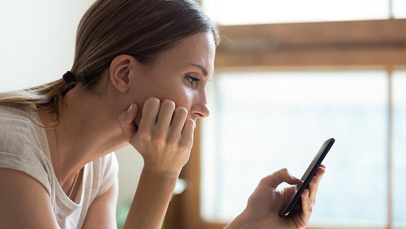 Vor allem junge Menschen und Frauen neigen laut einer Umfrage zu häufigen Grübeleien. Vor allem junge Menschen und Frauen neigen laut einer Umfrage zu häufigen Grübeleien.