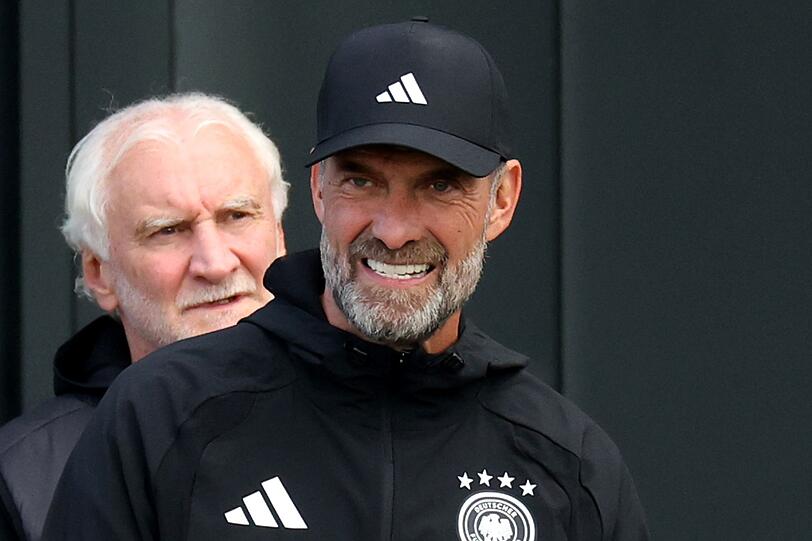 Rudi Völler (links) bremste zum Auftakt die Euphorie um Nationaltrainer Jürgen Klopp. Rudi Völler (links) bremste zum Auftakt die Euphorie um Nationaltrainer Jürgen Klopp.