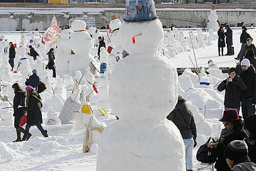Schneemann-Demo: Erst auf den zweiten Blick gab sich diese Aktion in Berlin als Werbung für einen Stromversorger zu erkennen