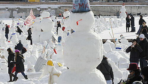 Schneemann-Demo: Erst auf den zweiten Blick gab sich diese Aktion in Berlin als Werbung für einen Stromversorger zu erkennen