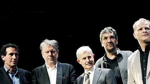 Plausch am Sonntagmorgen: Julian Nida-Rümelin (v.l.), Johan Simons (Kammerspiele), Moderator Christopher Balme, Christian Stückl (Volkstheater) und Martin Ku&scaron;ej (Residenztheater).