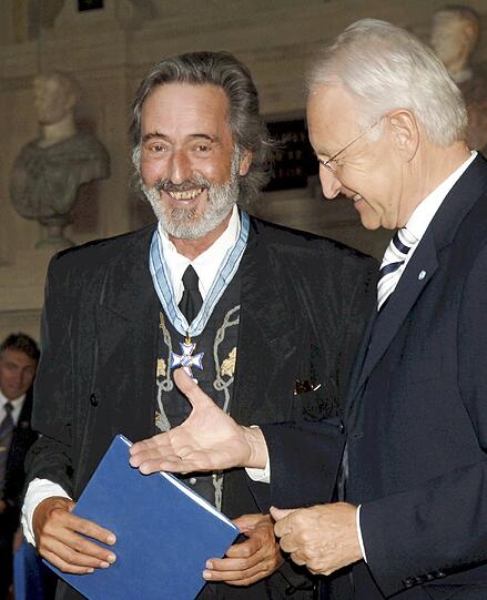 2005 bekam Helmut Dietl von Edmund Stoiber den Bayerischen Verdienstorden überreicht