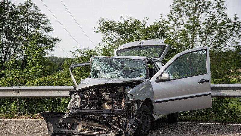 Schwer vorstellbar, dass der Fahrer dieses Wagens nahezu unverletzt blieb. Die Bilder vom Unfallort. Schwer vorstellbar, dass der Fahrer dieses Wagens nahezu unverletzt blieb. Die Bilder vom Unfallort.