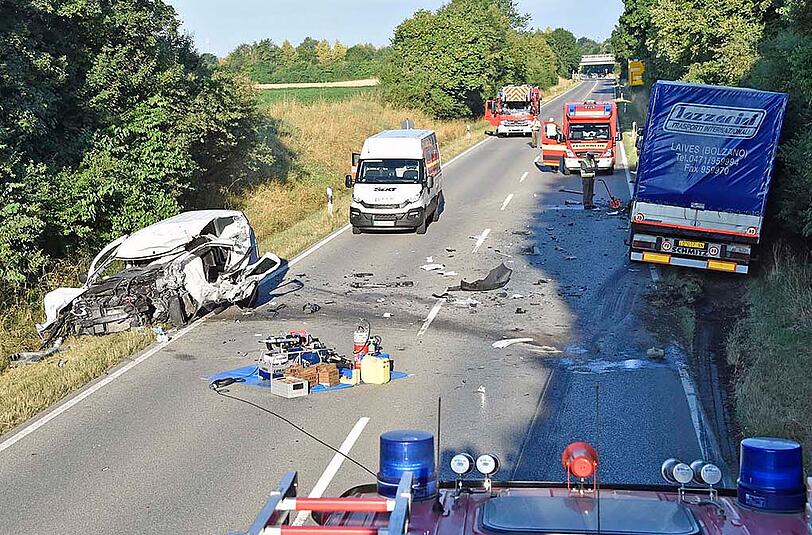 Durch den Frontal-Crash mit einem LKW ist der Kleintransporter vollkommen zerstört. Der PKW-Fahrer starb noch an der Unfallstelle.