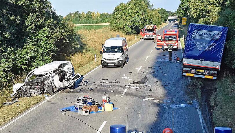 Durch den Frontal-Crash mit einem LKW ist der Kleintransporter vollkommen zerstört. Der PKW-Fahrer starb noch an der Unfallstelle. Durch den Frontal-Crash mit einem LKW ist der Kleintransporter vollkommen zerstört. Der PKW-Fahrer starb noch an der Unfallstelle.