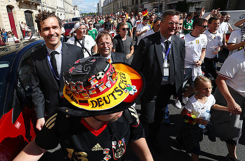 DFB-Präsident Reinhard Grindel (r.) und Vize-Präsident Rainer Koch (m.) und Generalsekretär Friedrich Curtius (l.) beim Fan Walk in Bordeaux.