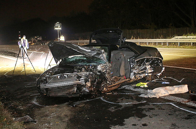 Der 29-Jährige in dem Chrysler Cabrio hatte keine Chance. Der Geisterfahrer erwischte ihn frontal.