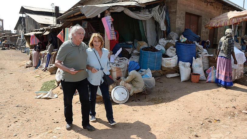 "Ich war froh, dass mich mein Mann begleitete": Senta Berger mit Michael Verhoeven auf dem Markt in Asmara.