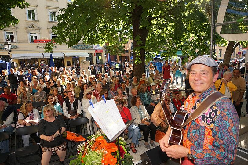 Gitarrenklänge in der Sonne: Vitto Micci spielte am Wedekindplatz.