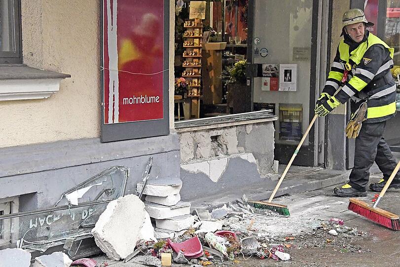 Die heftige Explosion verwüstete den Blumenladen. Die Bilder!