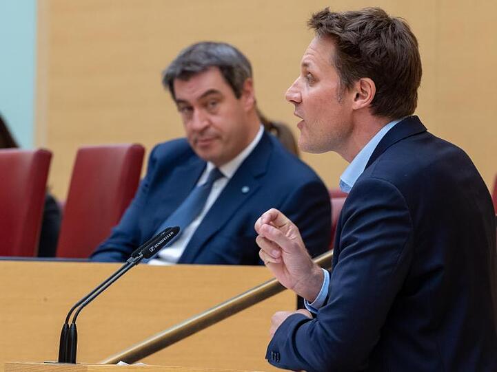Ludwig Hartmann (r), Fraktionsvorsitzender der Grünen, und Ministerpräsident Markus Söder (CSU). Foto: Peter Kneffel/dpa/Archivbild