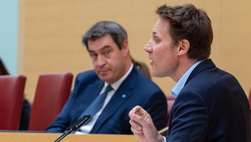 Ludwig Hartmann (r), Fraktionsvorsitzender der Grünen, und Ministerpräsident Markus Söder (CSU). Foto: Peter Kneffel/dpa/Archivbild